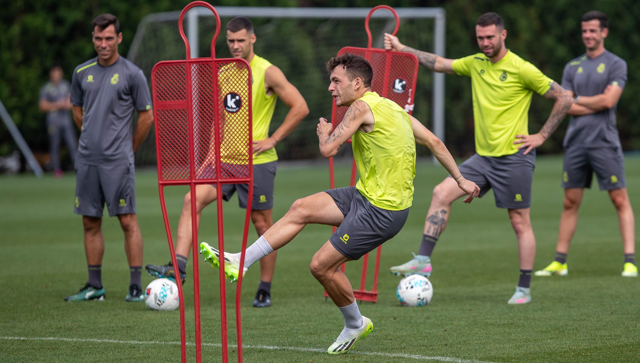 Íñigo Vicente lanza una falta en el entrenamiento.