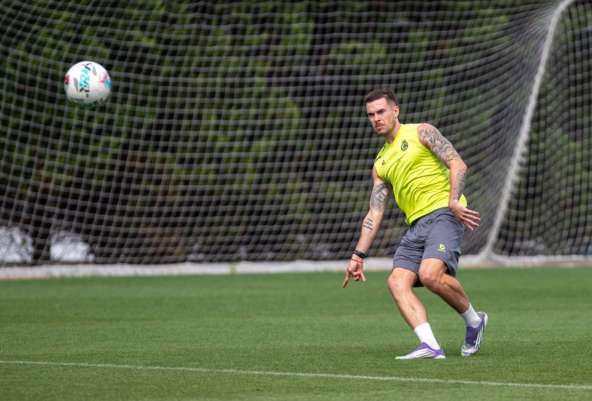 Clément Michelin, en el entrenamiento. El francés apura para jugar ante el Castellón tras sufrir una pequeña lesión ante el Cagliari. 