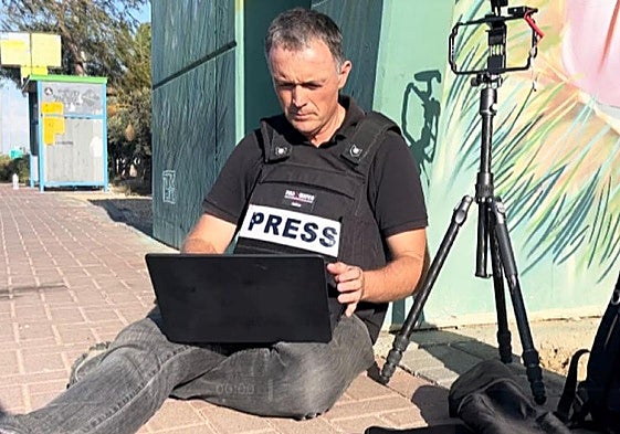 El reportero Mikel Ayestaran, autor del libro, un relato periodístico sobre 'la vida entre guerras'.