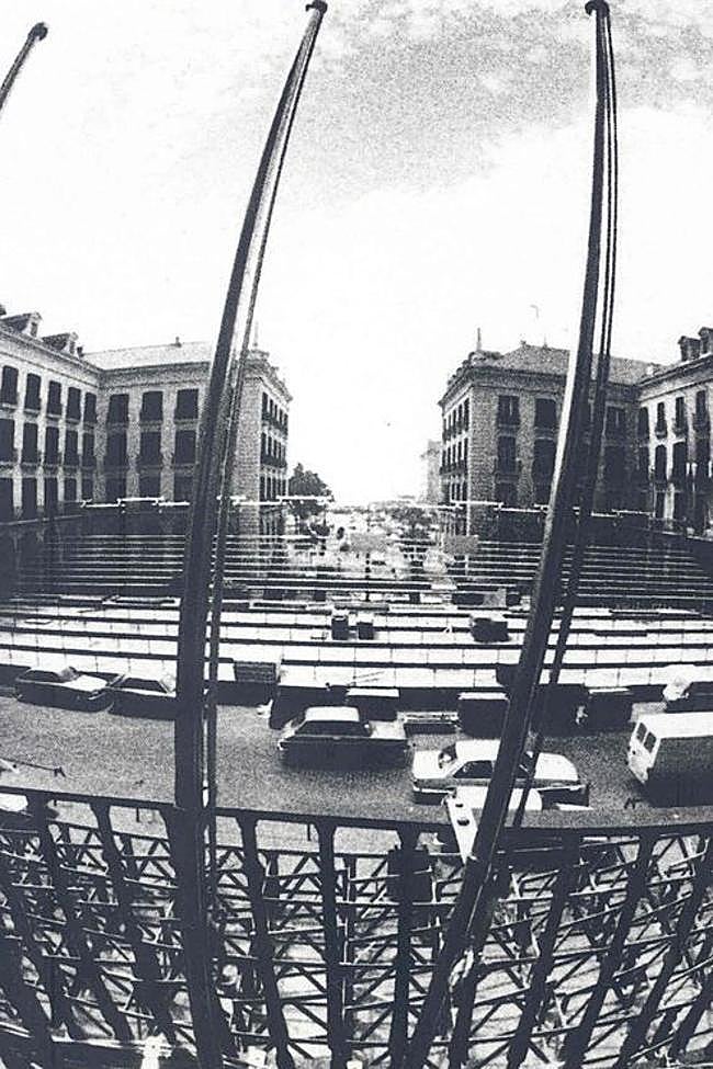 Montaje de las gradas de la sede efímera del FIS en la Porticada