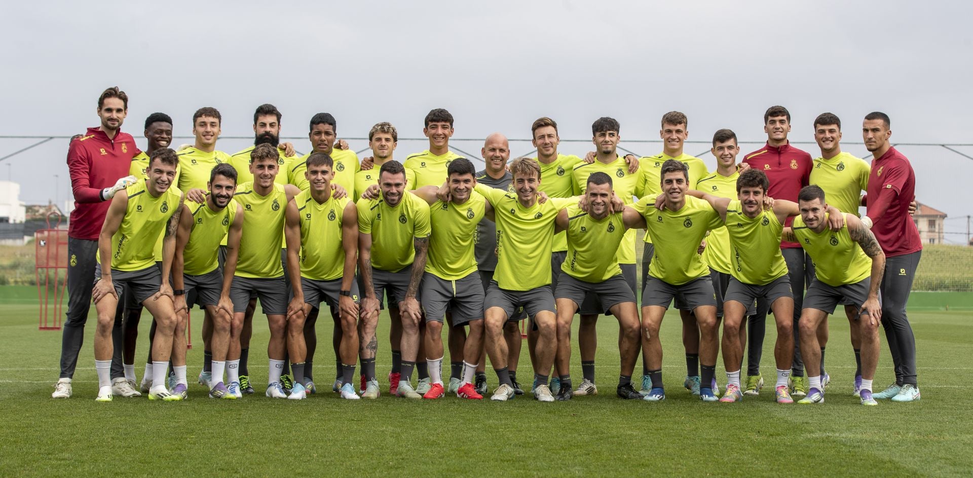 La plantilla del Racing para esta temporada posa en las Instalaciones Nando Yosu de La Albericia.
