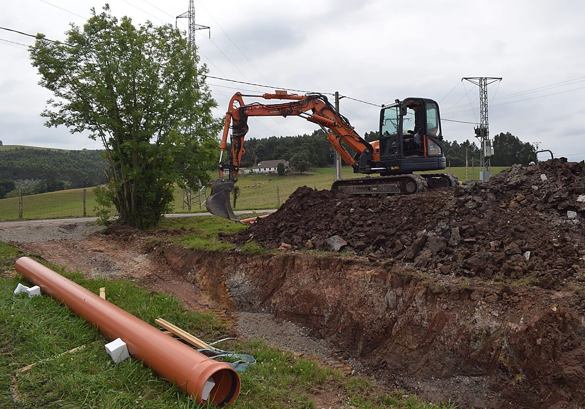 Trabajos de saneamiento en el barrio San Antonio de Zurita de Piélagos.