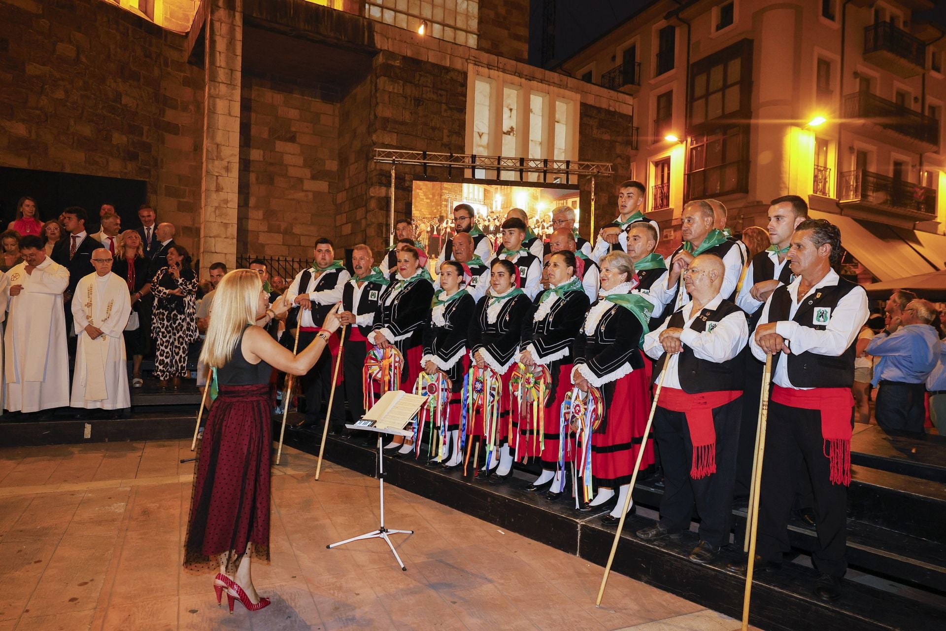 Música tradicional para acompañar a la Virgen. 