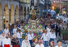La Virgen Grande de procesión por las calles de Torrelavega.