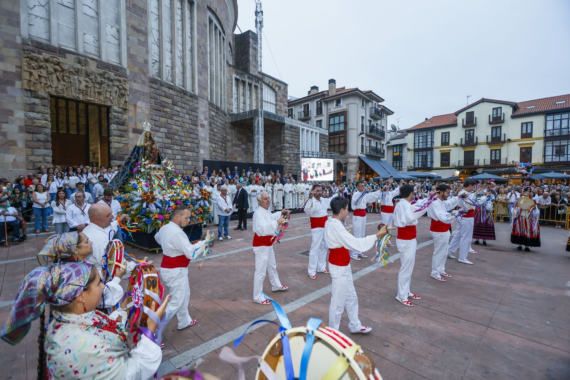 Bailes tradicionales al son de castañuelas y panderetas, recibiendo a la Virgen a su salida de la iglesia. 
