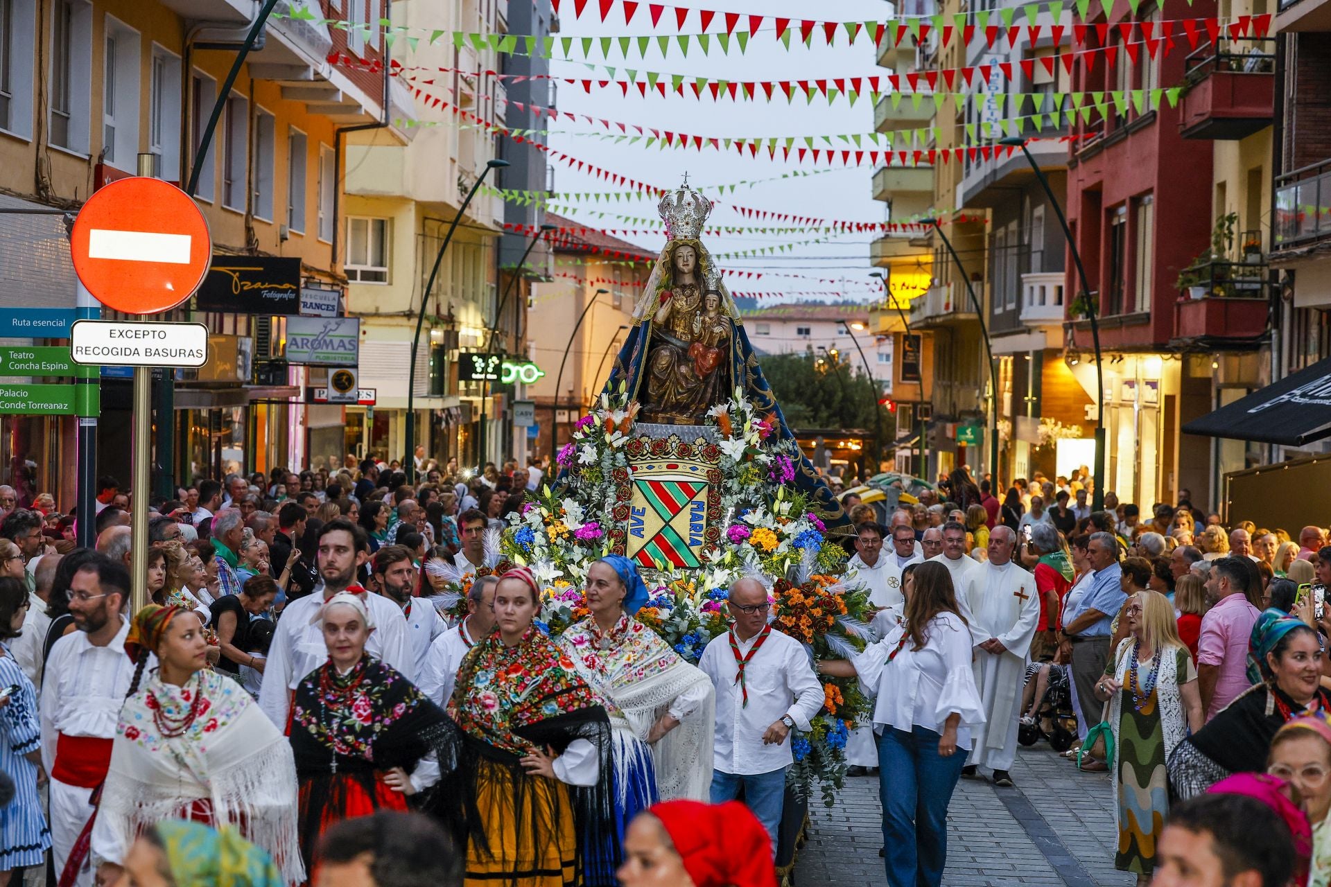 Toda Torrelavega se volcó en la procesión de su patrona.