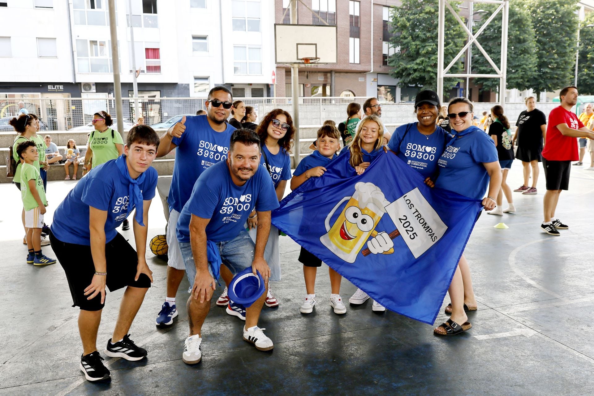 Un grupo de participantes junto con su bandera 