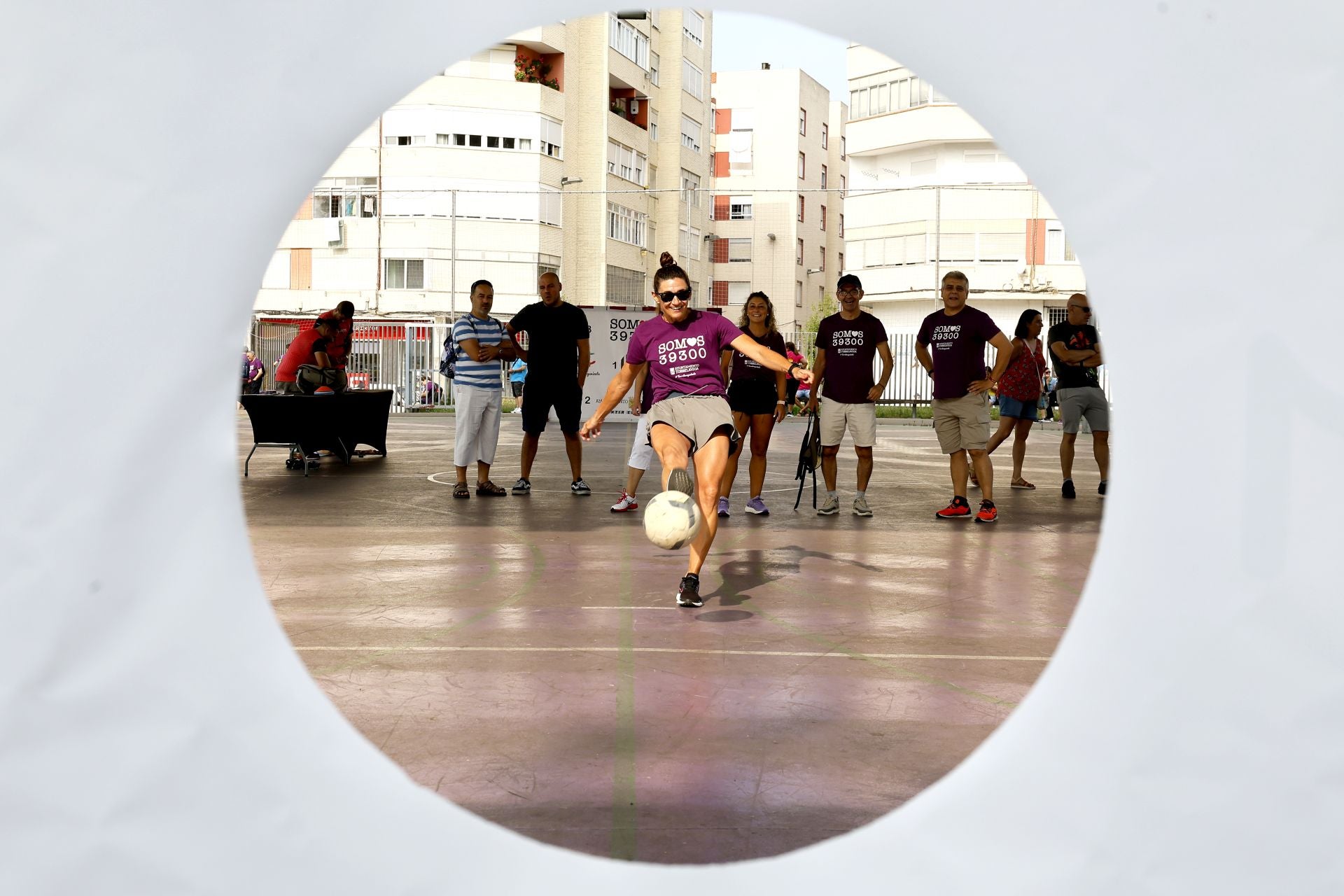 Peñista da su mejor tiro en la cancha de fútbol