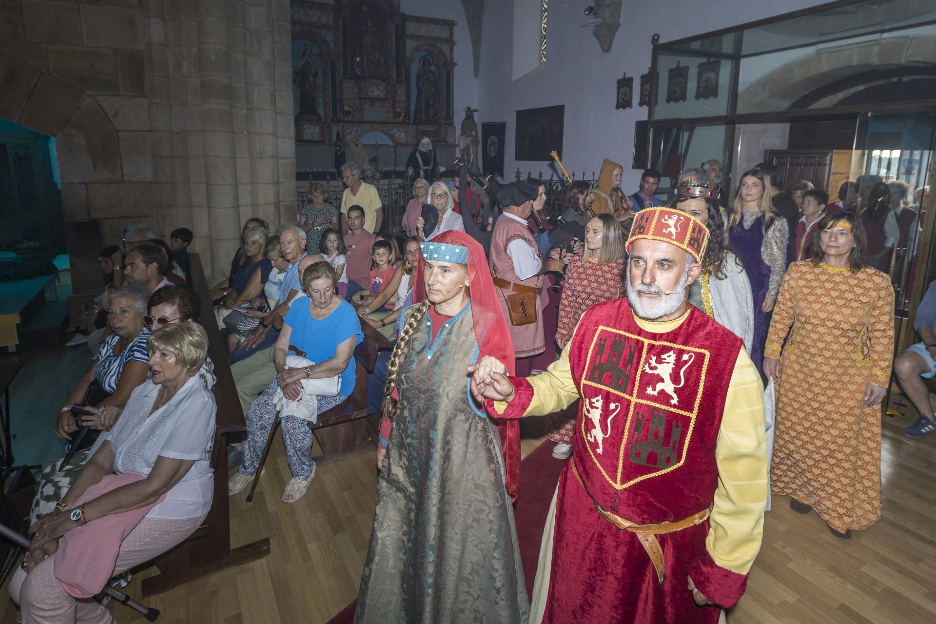 El Rey Alfonso X El Sabio entrando en el templo junto a su esposa. 