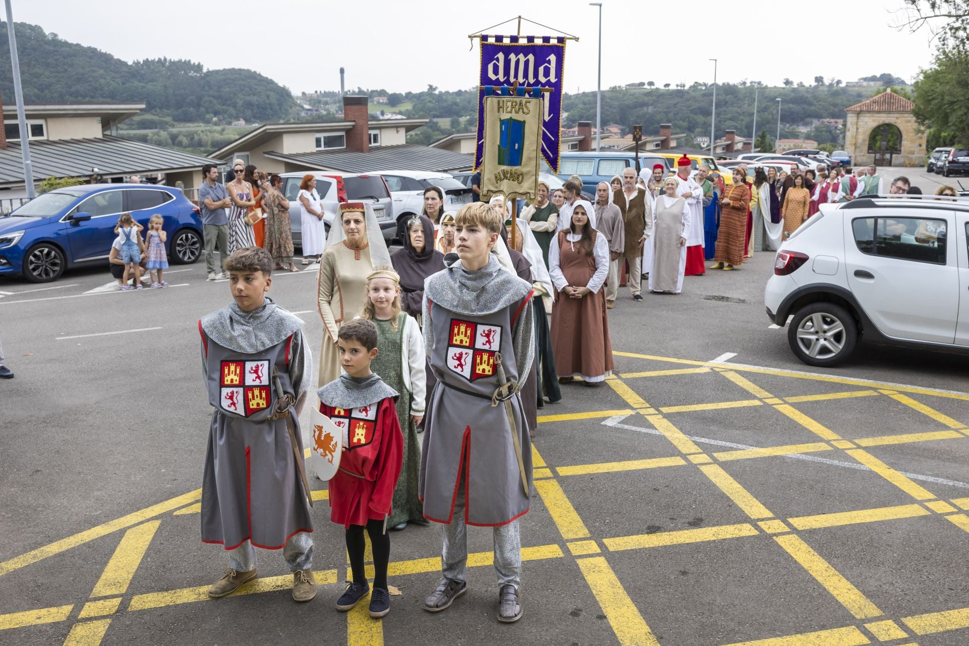 Los más jóvenes también participan de la fiesta y el desfile que partió del crucero de Valdecilla. 