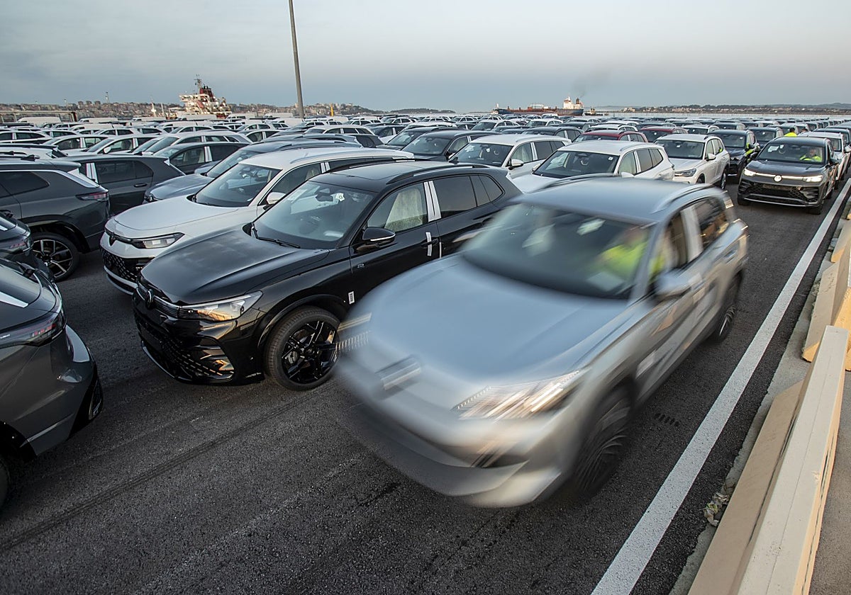 Coches almacenados en el Puerto de Santander.