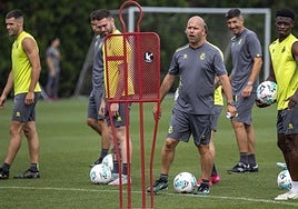 José Alberto da instrucciones en el entrenamiento de este jueves en La Albericia.