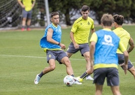 Entrenamiento del Racing en las instalaciones Nando Yosu en La Albericia.
