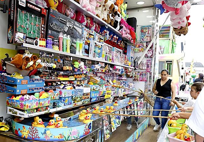 Jóvenes prueban suerte en uno de los puestos.