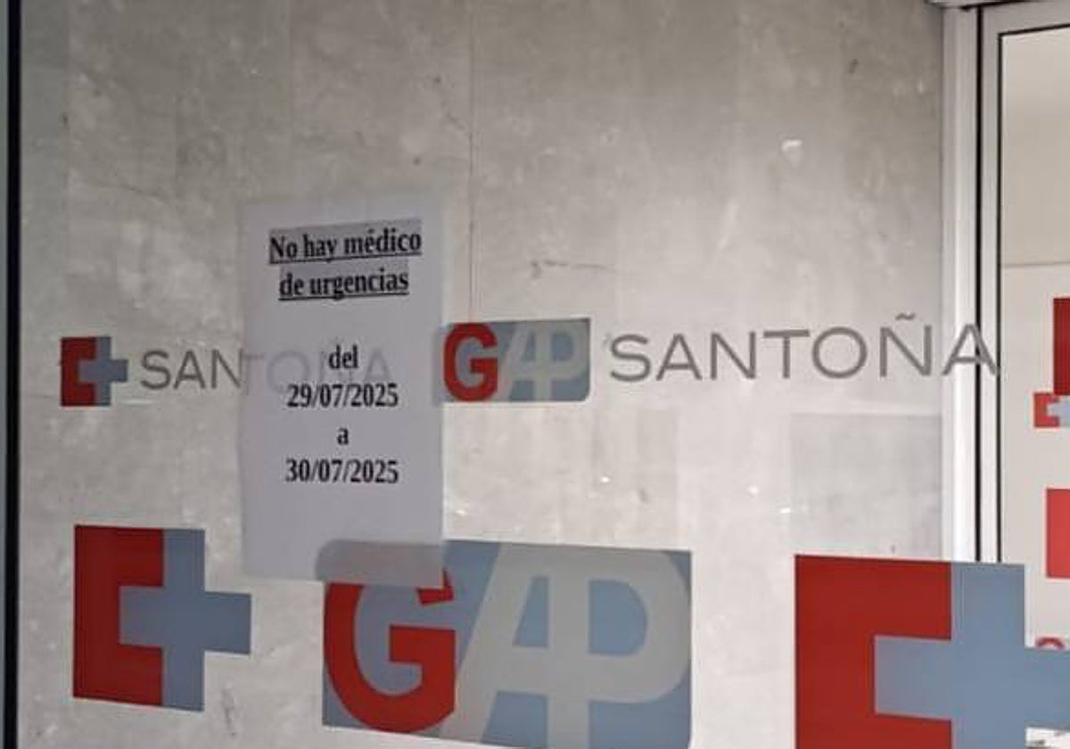 Cartel informando de la falta de médicos en el servicio de urgencias de Santoña.