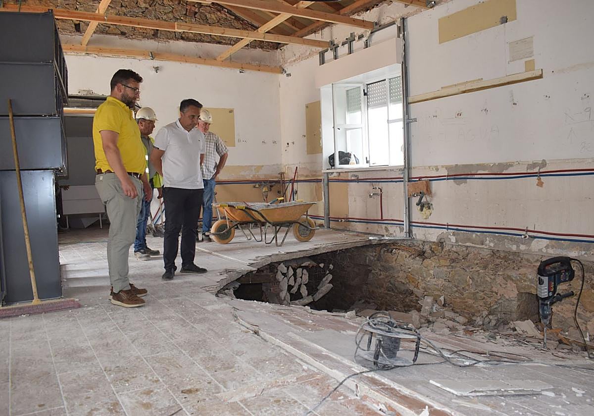 El alcalde observa el suelo colapsado