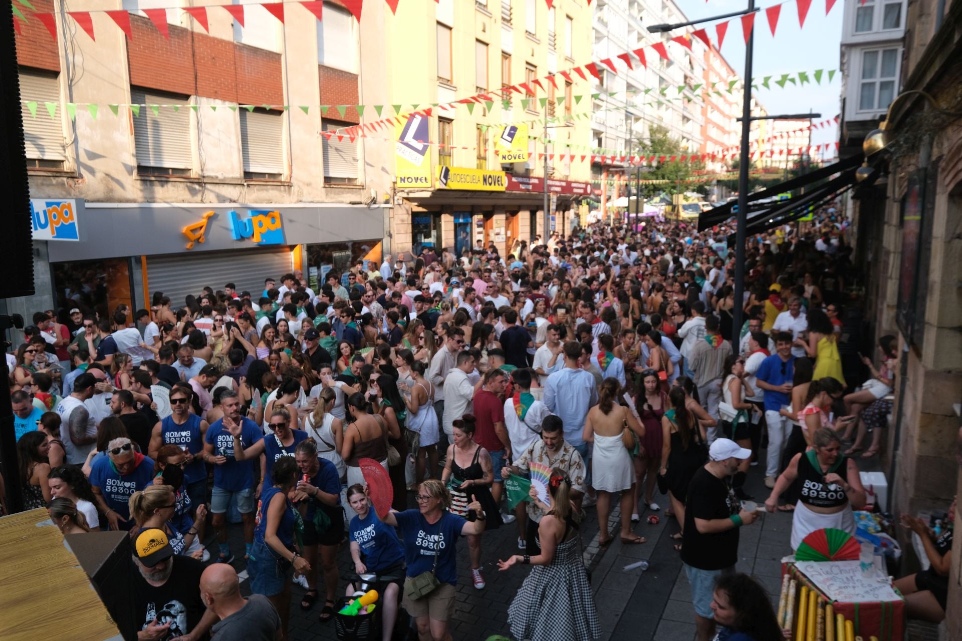 Las calles repletas de gente en la tarde. la mañana fue mas tranquila