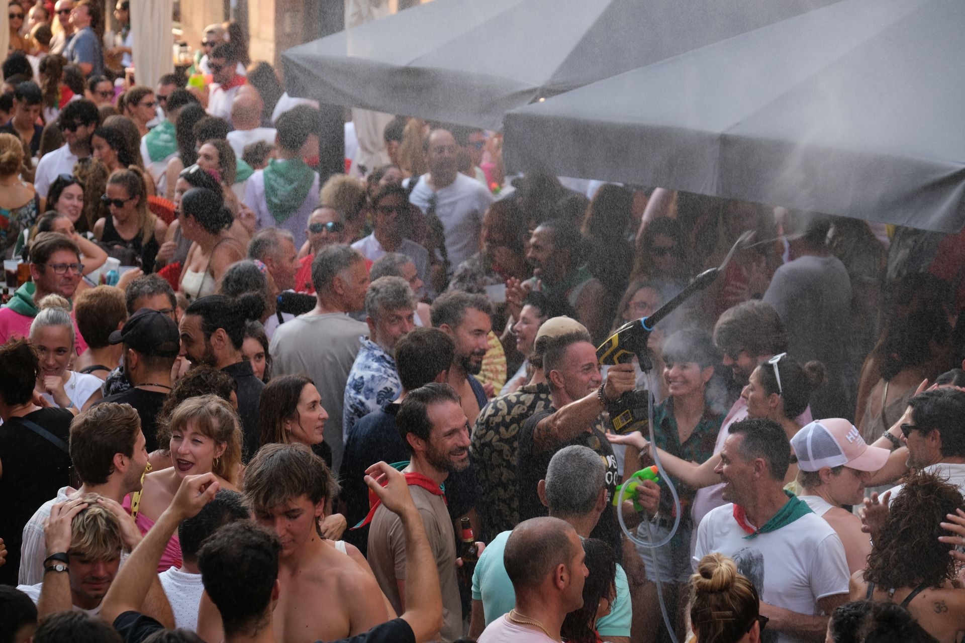 La intensidad de la música y el sonido en directo se mezclaban con el murmullo de las conversaciones.