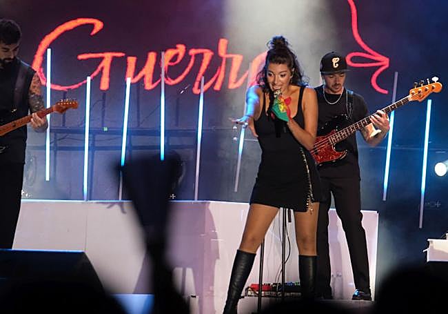La cantante Ana Guerra, ayer, en el Bulevar Demetrio Herrero.