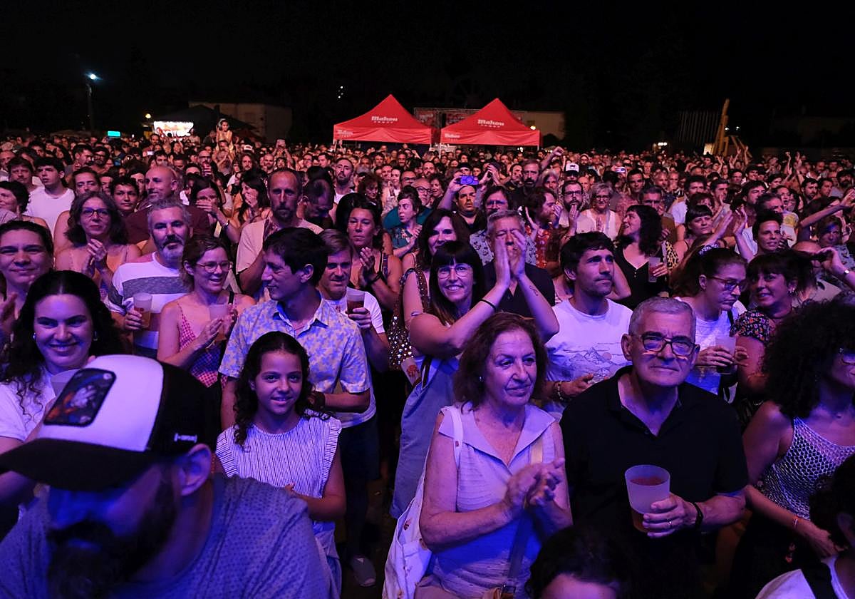 Personas de todas las edades disfrutan del concierto de Xoel López, ayer, en La Lechera.