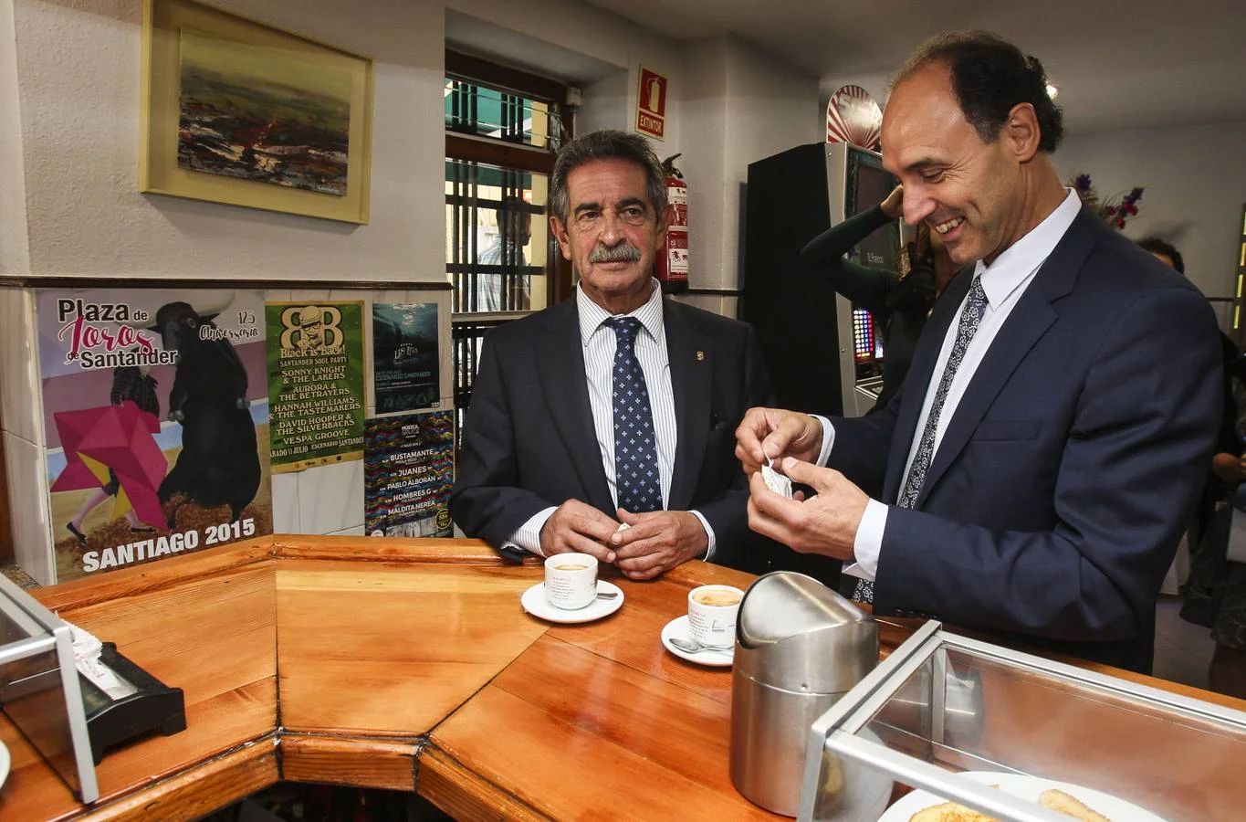 Ignacio Diego y Miguel Ángel Revilla en el traspaso de poderes tras las elecciones de 2015.