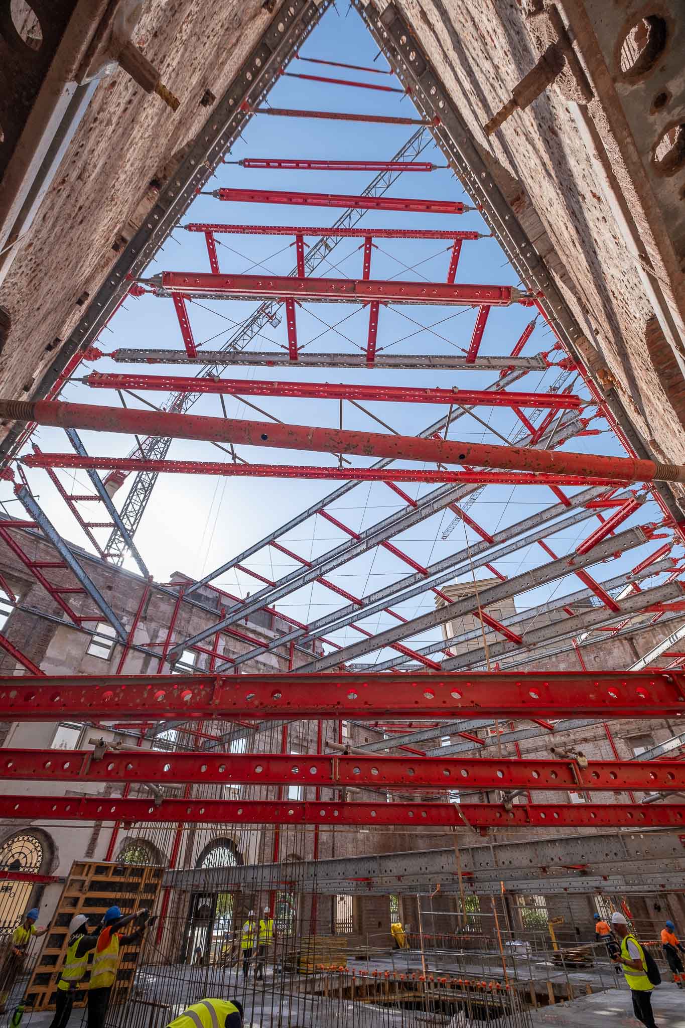 El entramado interno de la obra con las fachadas exentas.