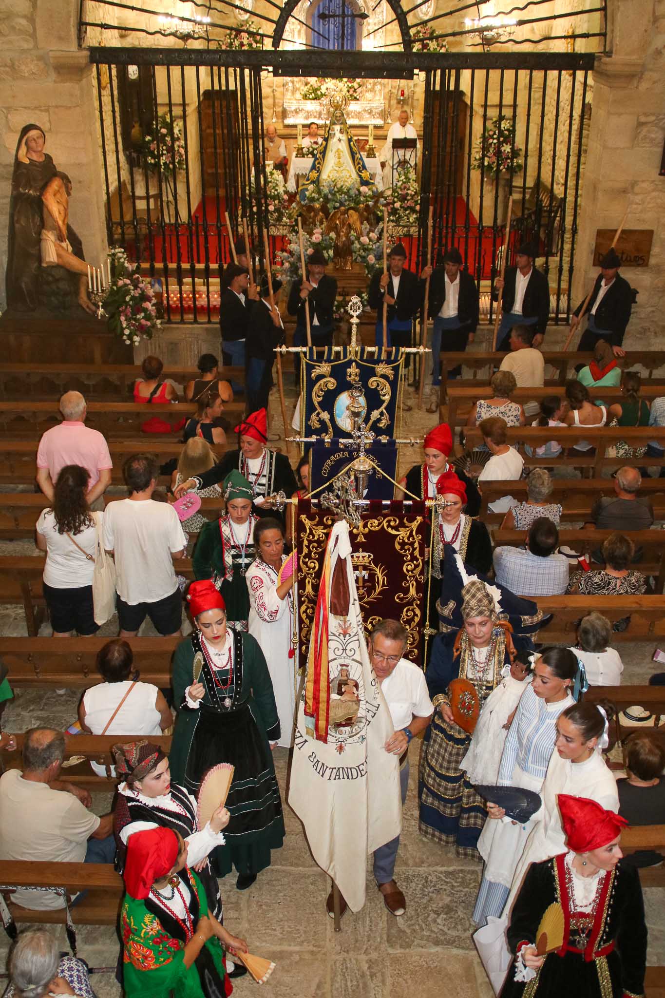 Inicio de la romería en el interior del templo.