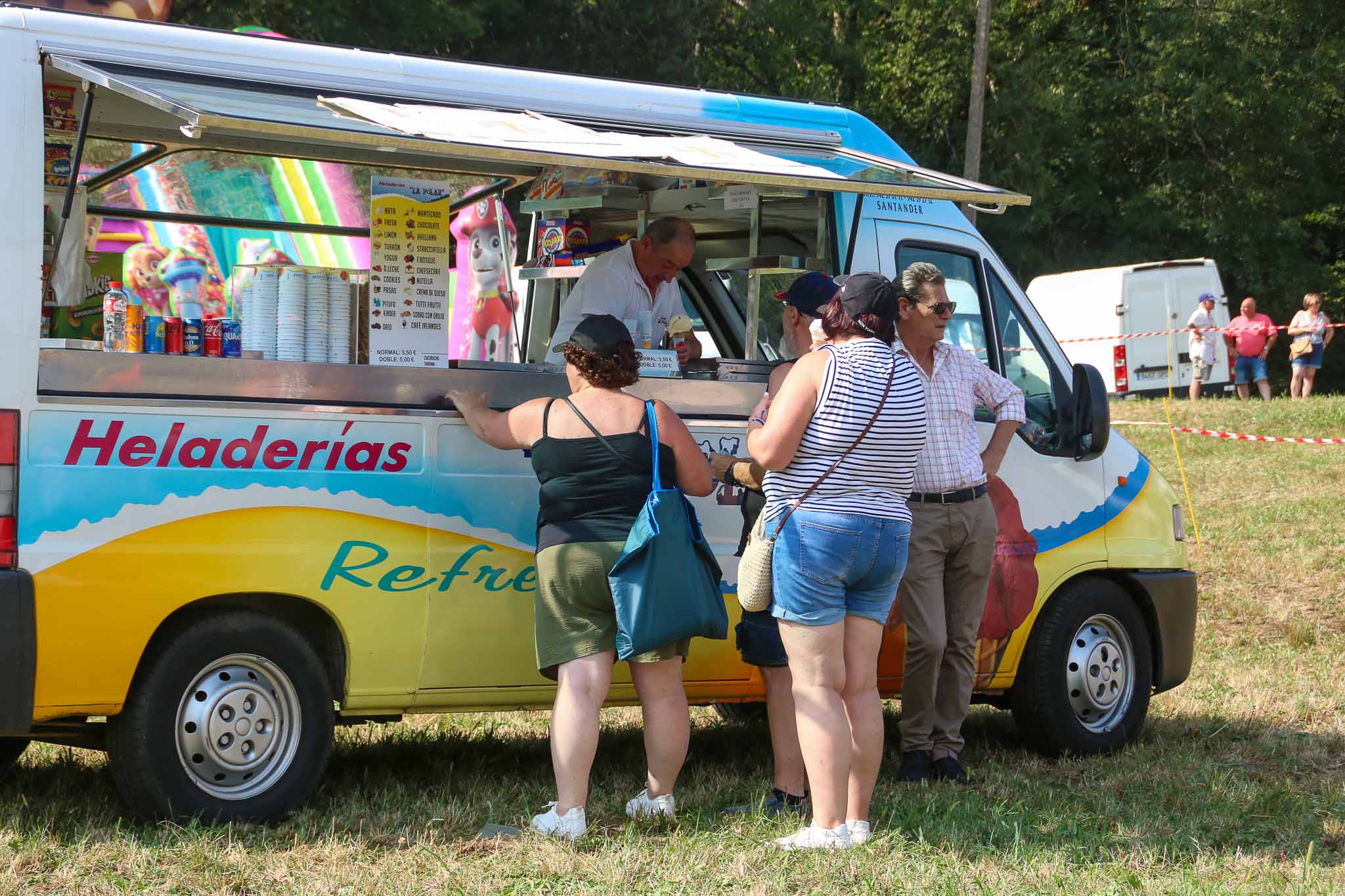 Las compras de bebidas y helados en los puestos han sido contantes durante la tarde.