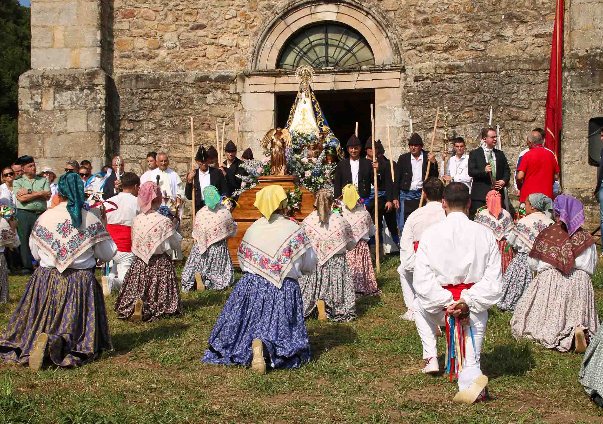 El Grupo de Danzas Virgen de las Nieves de Tanos realizó el baile final de la romería.