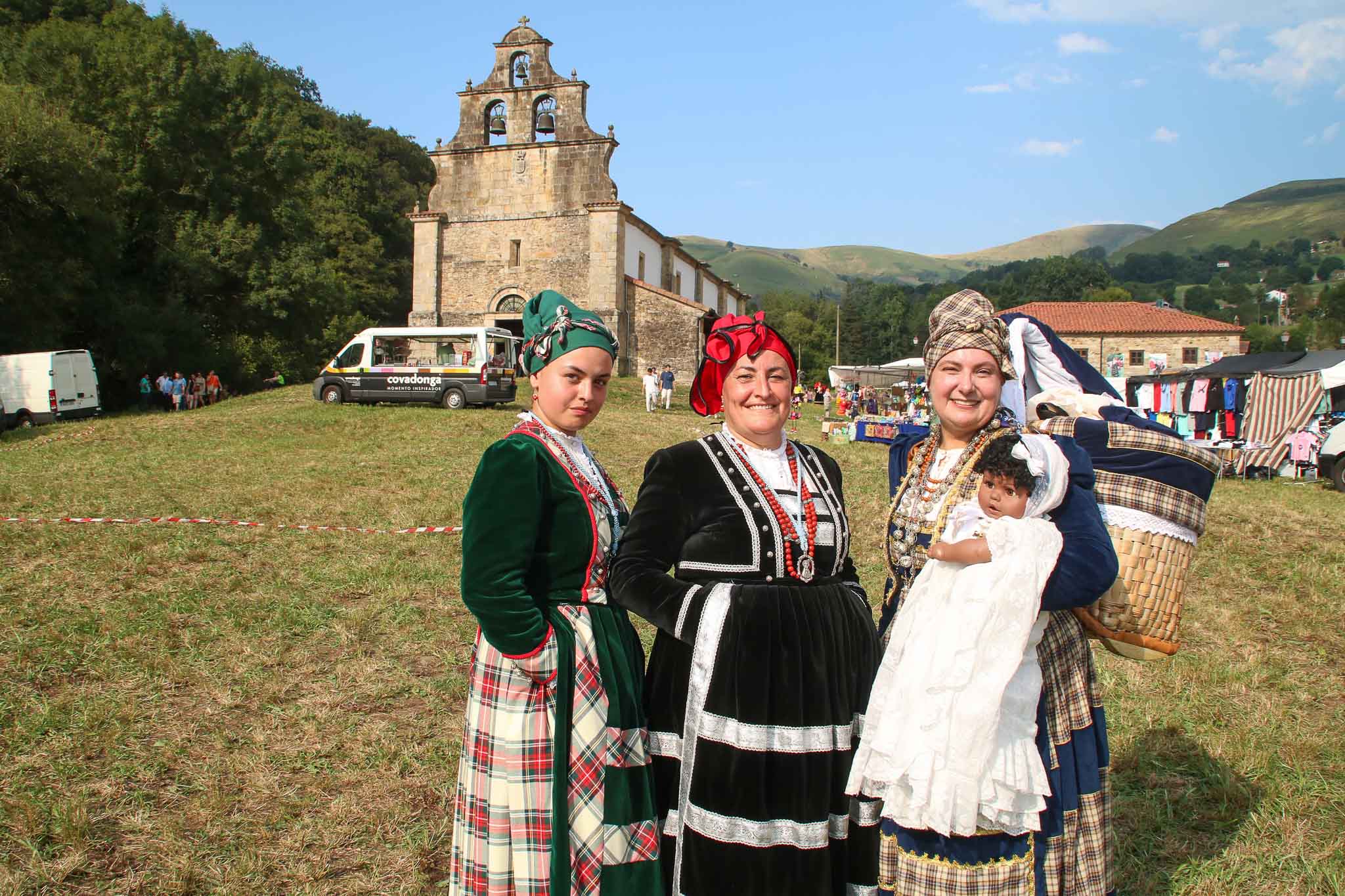Varias mujeres vestidas de amas de cría pasiegas.