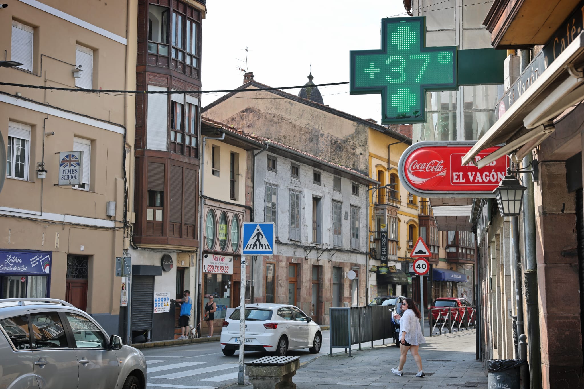 El centro de Cabezón de la Sal al mediodía.