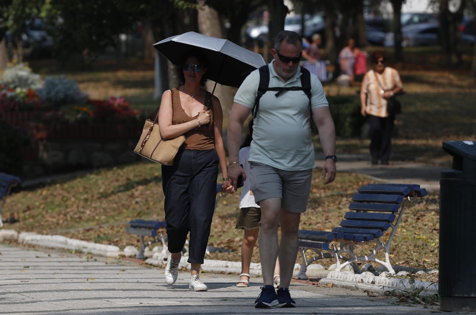 El paraguas también sirve de sombrilla si el sol pega con ganas