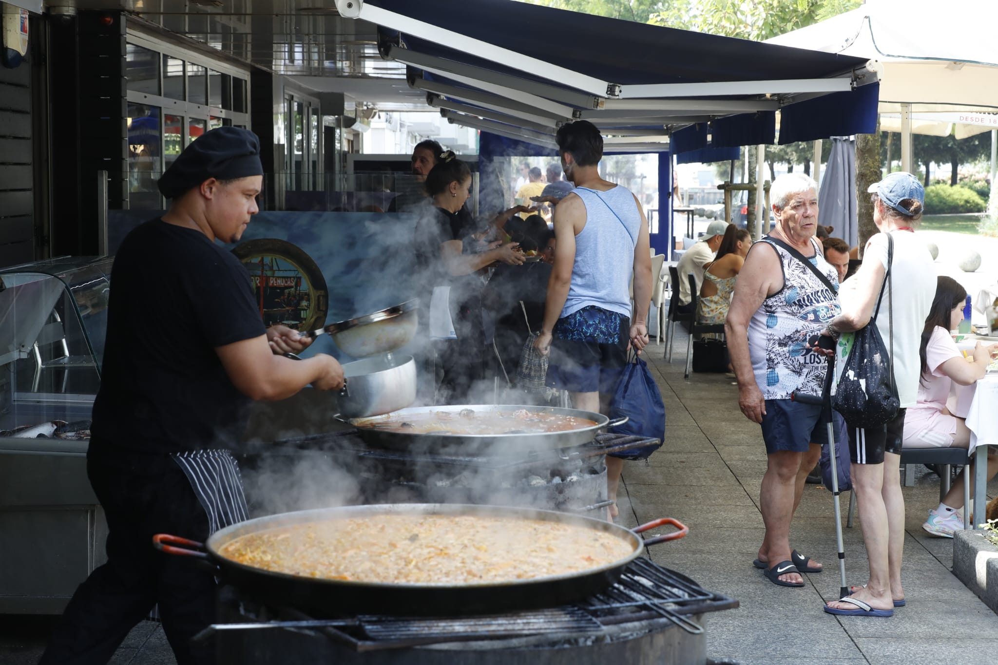 Y hay a quien a pesar del calor le toca trabajar con fuego. El Barrio Pesquero este viernes.