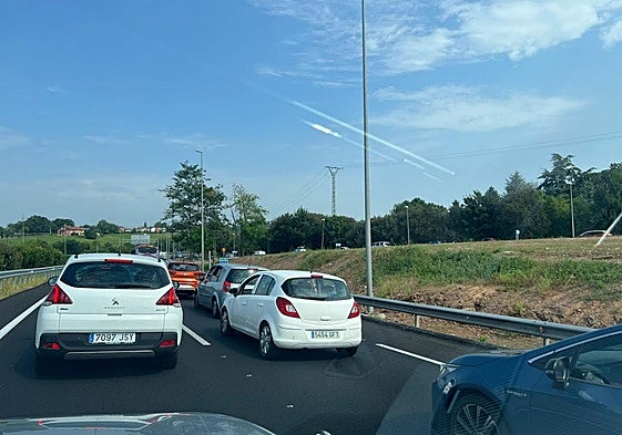 Decenas de vehículos permanecen atrapados en el embudo formado a la entrada de Polanco