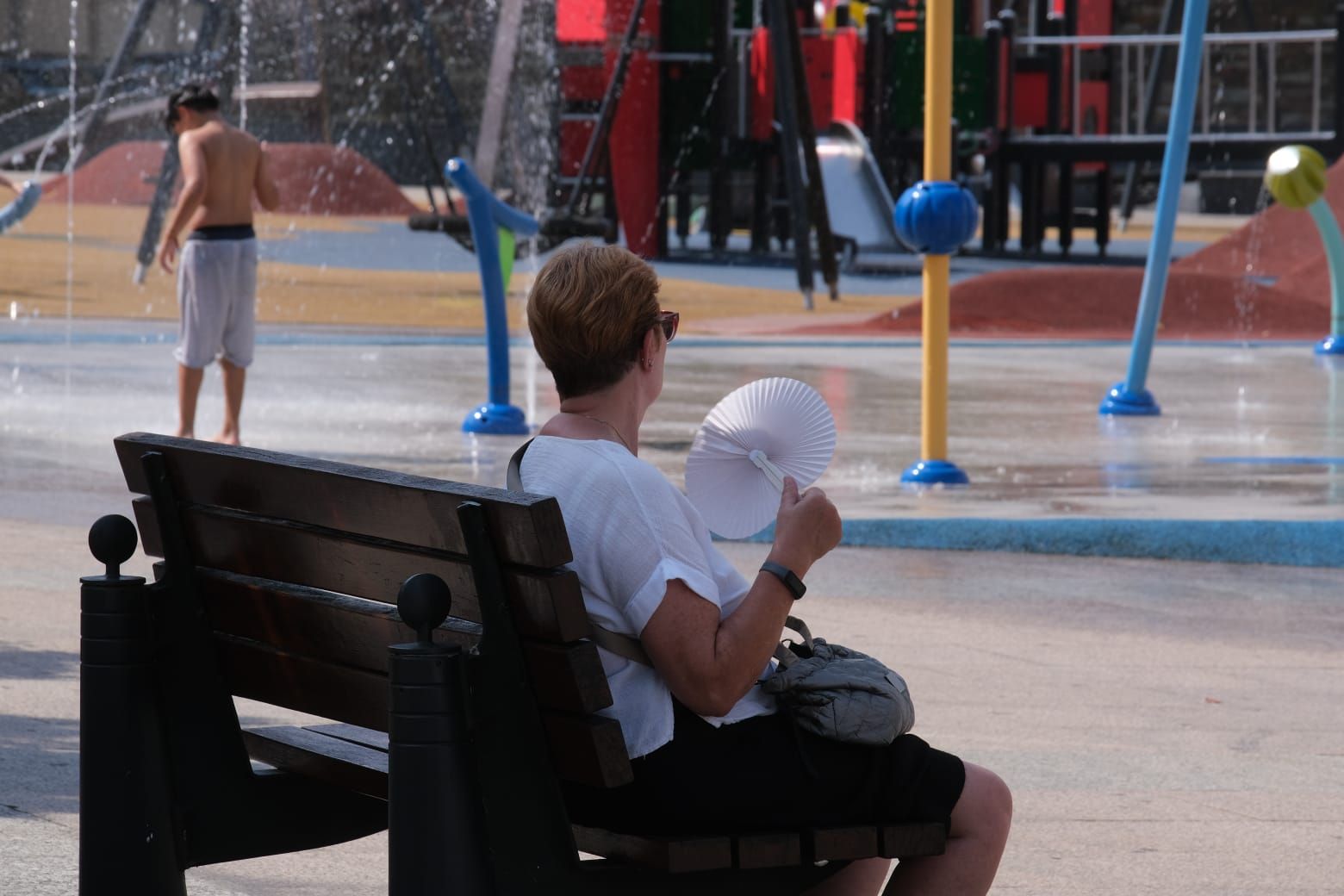 Quienes vigilan a los niños en la fuente, con el abanico