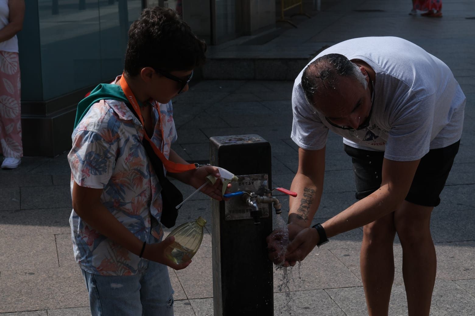 En Torrelavega, vecinos refrescándose en la calle