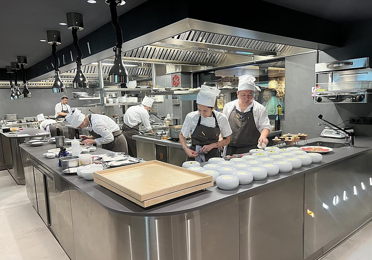 Concentrados. Comienza el servicio y cada miembro del equipo de cocina está en su partida. Las conversaciones se limitan a coordinarse al ritmo de las comandas.