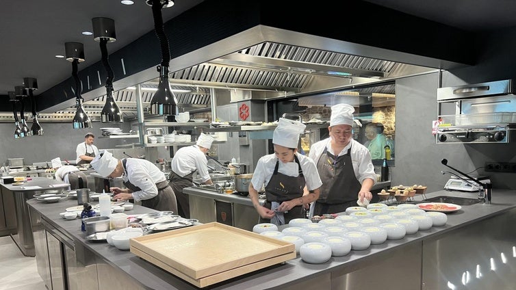 Concentrados. Comienza el servicio y cada miembro del equipo de cocina está en su partida. Las conversaciones se limitan a coordinarse al ritmo de las comandas.