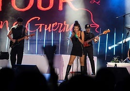 Ana Guerra, con la bandera de Torrelavega, dándolo todo en el escenario.