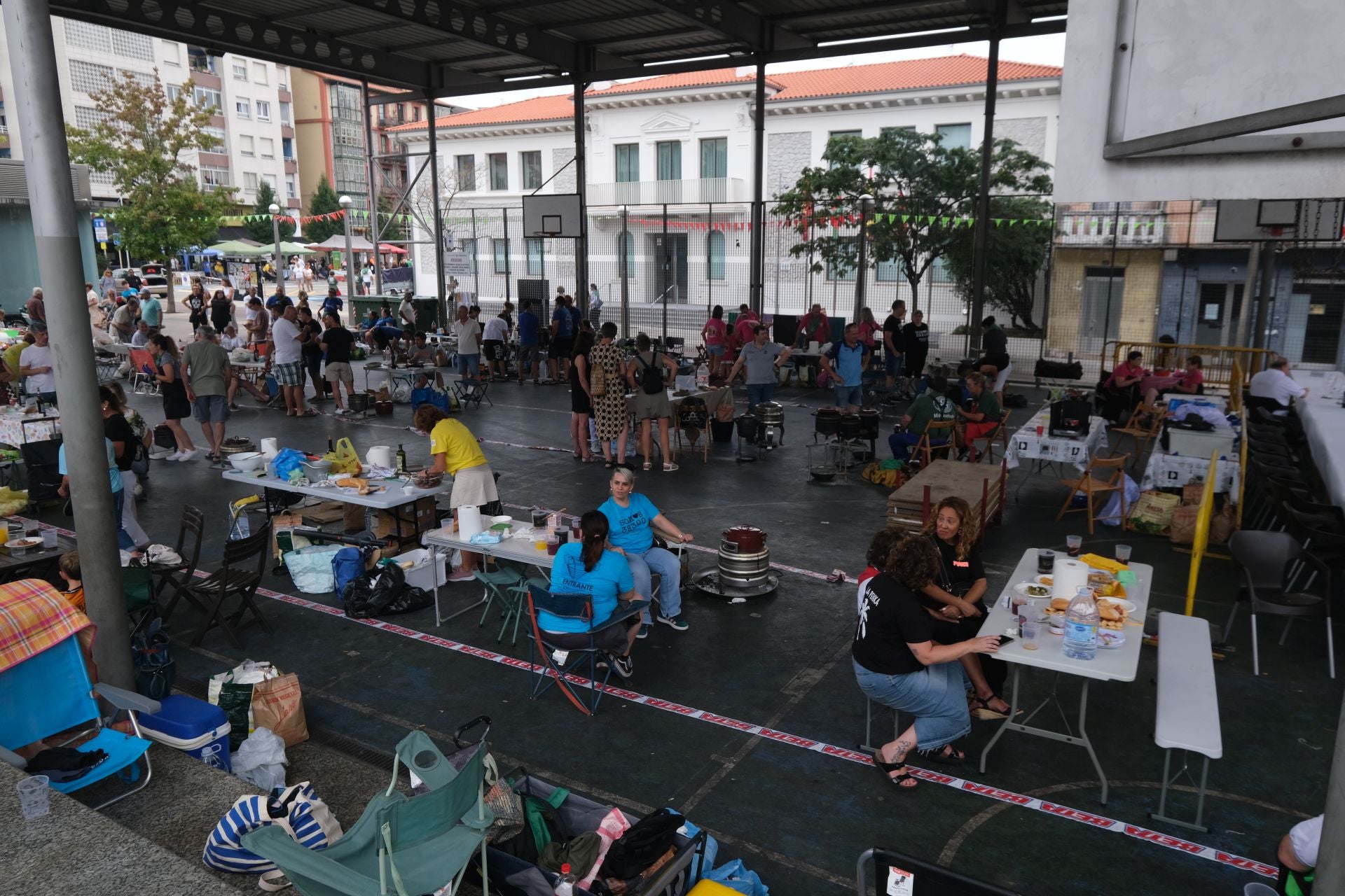 La cancha de baloncesto de La Llama se llenó de ollas ferroviarias.