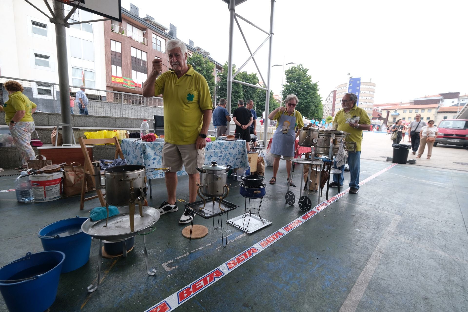 Se podían ver ollas de distintos tamaños y antigüedades.