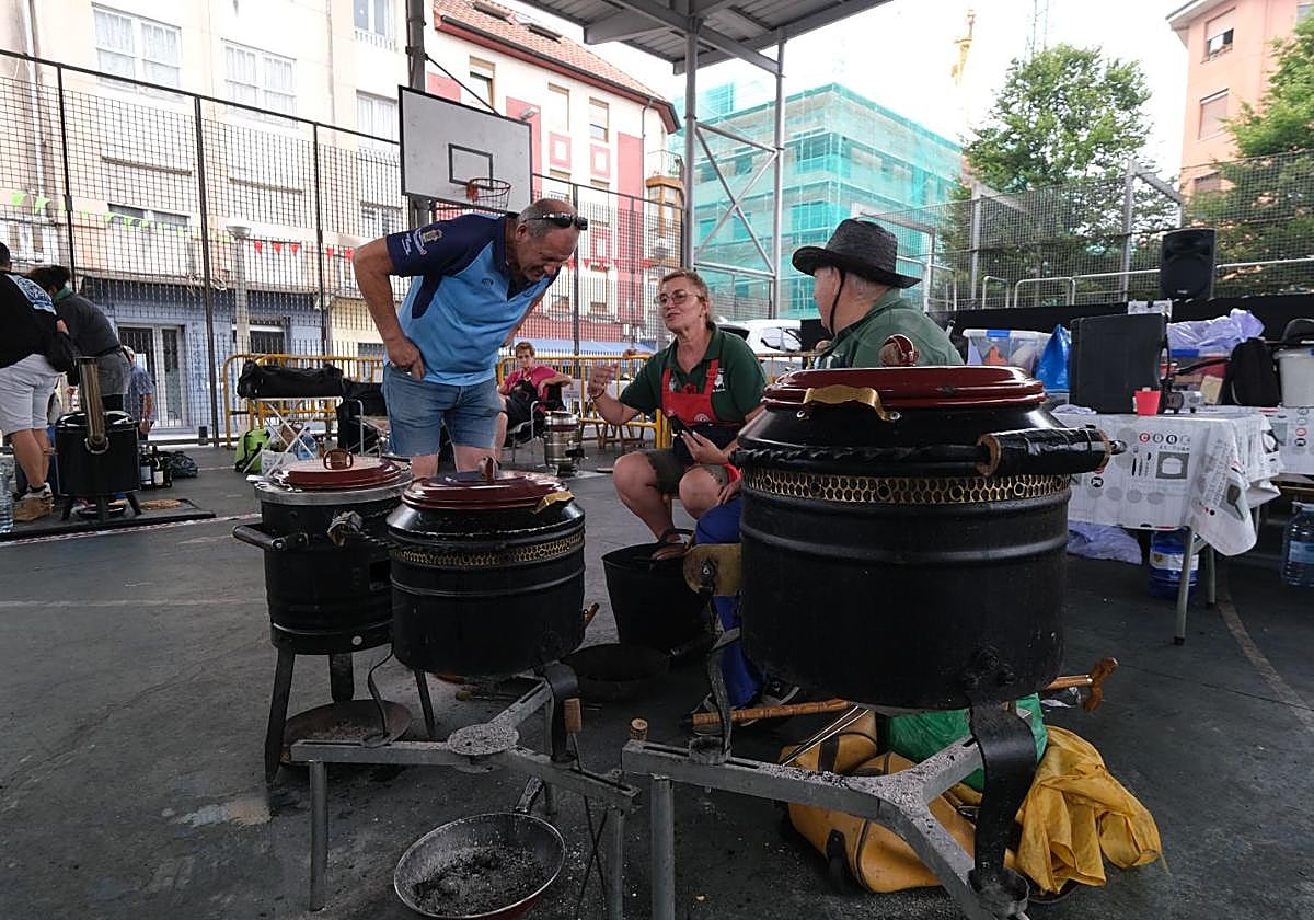 Concursantes compartiendo trucos de cocina y anécdotas