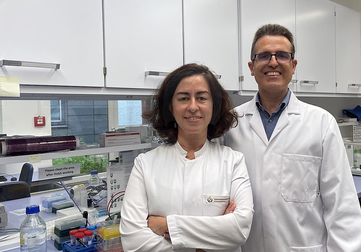 La científica Silvia Vega Rubín de Celis y su marido,Samuel Peña-Llopis, en el laboratorio de Essen (Alemania).