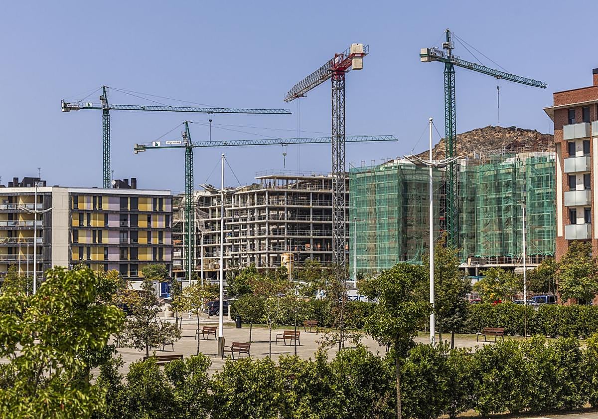 Obras de construcción de nuevos edificios de viviendas en Nueva Montaña.