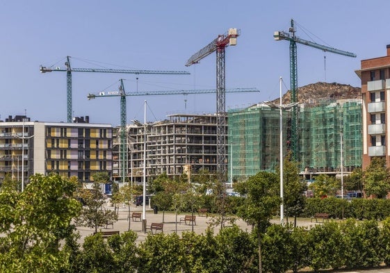 Obras de construcción de nuevos edificios de viviendas en Nueva Montaña.