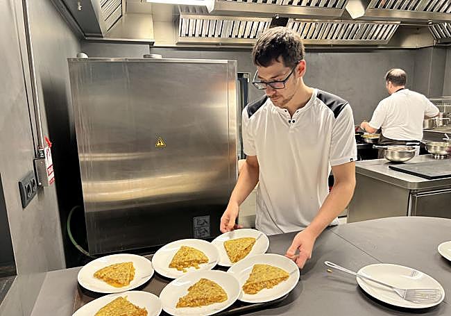 Antes de las 10.30 ya salen los primeros pinchos de tortilla.