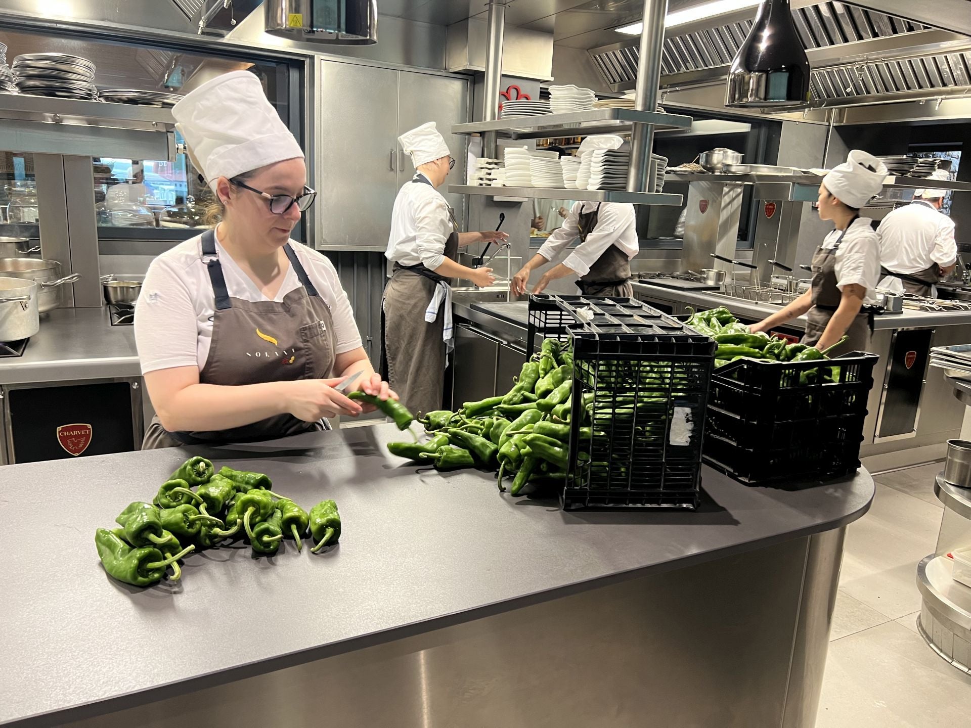 Cristina Fernández es la mano derecha del chef y ejerce de jefa de cocina. Coordina toda la actividad de la cocina, da instrucciones pero como la primera también se ocupa de trabajos aparentemente más sencillos como preparar los pimientos verdes, que luego se presentarán en la mesa bajo el nombre ‘caviar de Ampuero’.