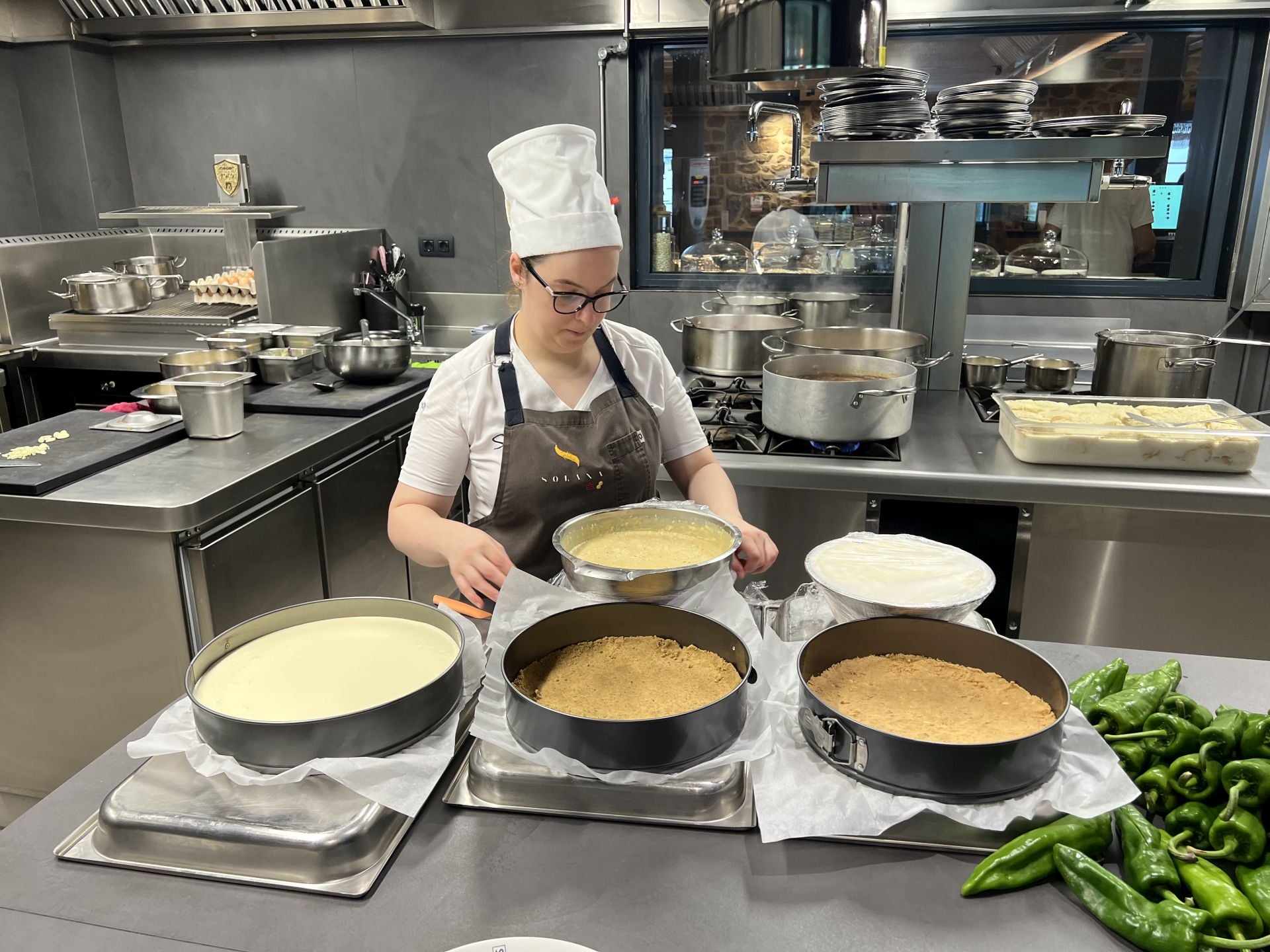 La propia Cristina saca del horno las primeras tartas, que luego saldrán por un lado al restaurante gastronómico y al comedor del bar-tarberna.