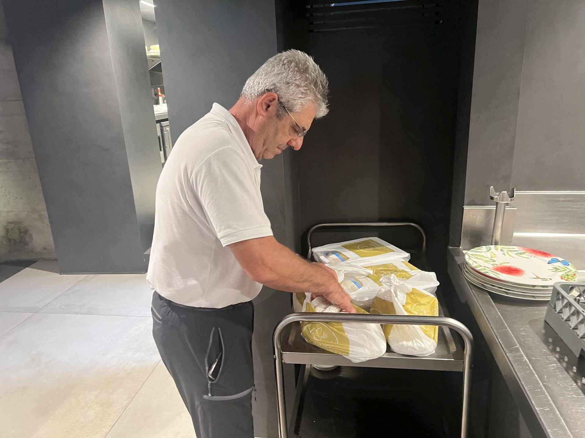 Siguen llegando proveedores. En este caso es Roberto, de la quesería de Las Garmillas, quien deja varios quesos para la tienda del bar, algunos de los cuales también se emplean en el restaurante. Comenta que después de la reforma, la demanda ha crecido muchísimo, sobre todo por la tienda.