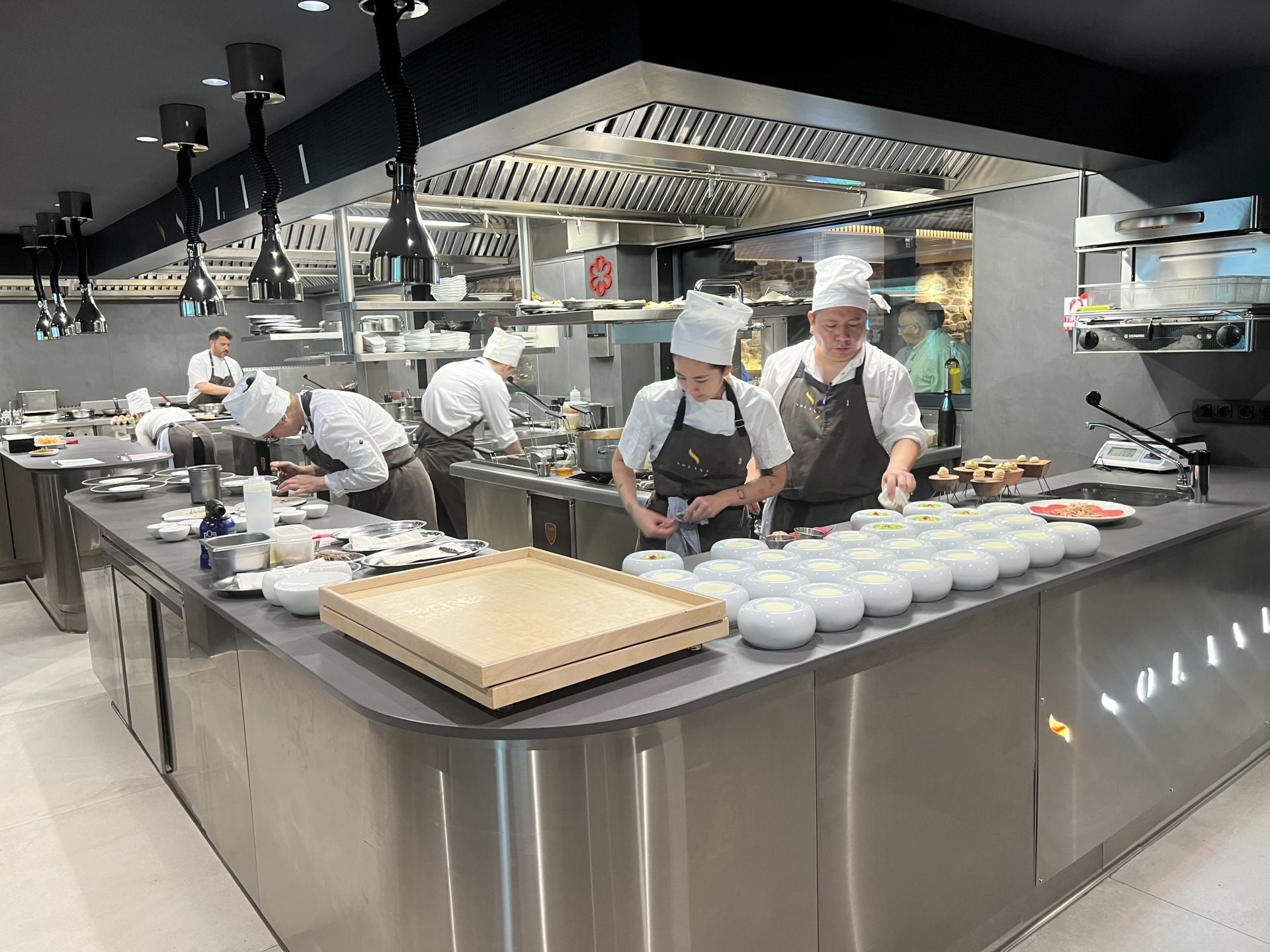 En pleno servicio de almuerzos, la concentración es máxima. No hay más conversaciones entre los ocho miembros del equipo de cocina que la necesaria para dar el servicio y coordinarse en función del ritmo de los comensales.